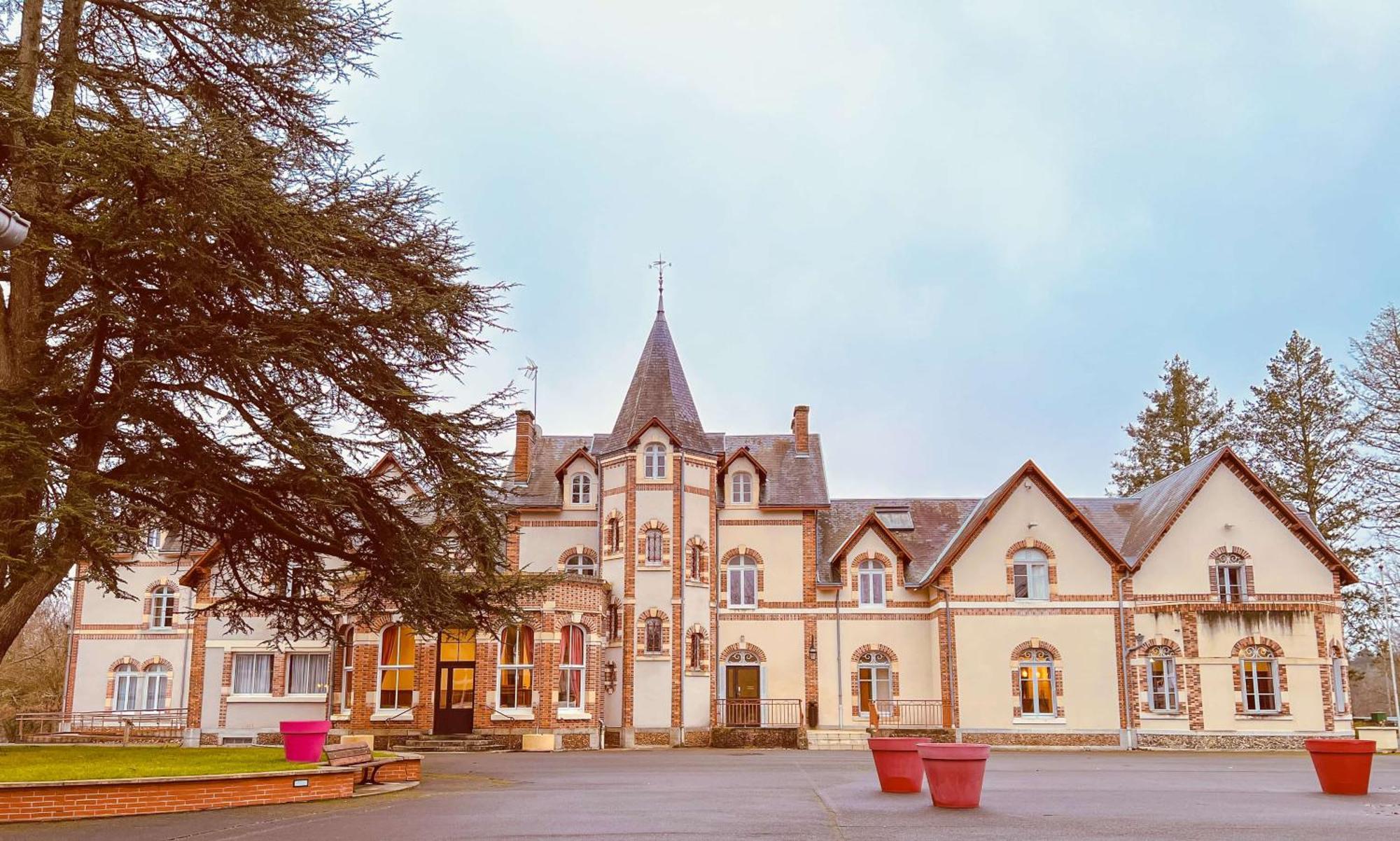 Hotel-Restaurant Domaine De La Grande Garenne Neuvy-sur-Barangeon Exterior photo